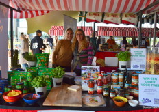 Erika Verwijs en Dorinda Hoogerwaard lieten namens DO IT Organic de bezoekers de producten van de merken Amaizin en la BIO IDEA zien. 